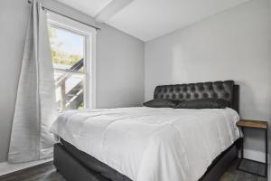 Un dormitorio con una cama grande y una ventana. en Quaint 1BR 1BA near the falls, en Niagara Falls