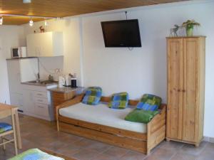 a living room with a couch and a kitchen at Pension und Weingut Hirschhof in Offenheim
