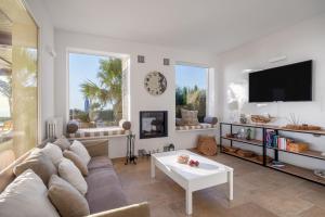 Μια τηλεόραση ή/και κέντρο ψυχαγωγίας στο Villa Erakle a Luxury villa with amazing sunset view