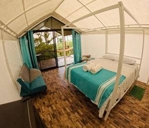 Postel nebo postele na pokoji v ubytování Rio celeste los teñideros Garza del Sol Glamping Buganvilia