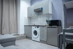 a kitchen with a washing machine and a washer at Appartement en plein centre de Nîmes in Nîmes