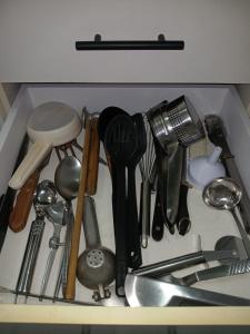 eine Schublade voller Küchenutensilien in der Unterkunft AP 1 Dorm Ponta da Praia Santos SP in Água Boa