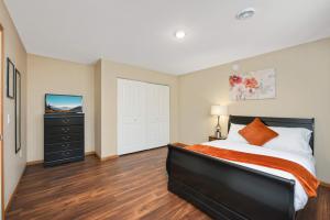 Postel nebo postele na pokoji v ubytování Charming 3-bedroom 1 bath basement nook with backyard view and gazebo