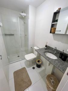 a bathroom with a toilet and a sink and a shower at Apartamento com espaço de trabalho completo - Estação João Dias CPTM in Sao Paulo +8 photos