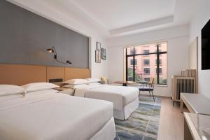 Postel nebo postele na pokoji v ubytování Sheraton Guilin Hotel