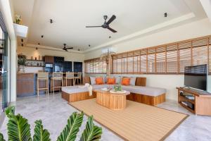 Η κουζίνα ή μικρή κουζίνα στο Villa Olivia 3BR Sea View Private Pool