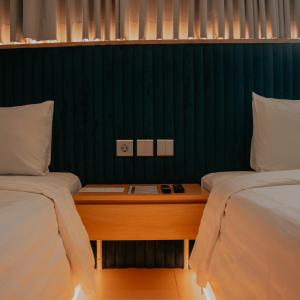 Llit o llits en una habitació de The Risman Hotel At Jakarta Airport CBC