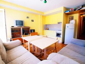 salon ze stołem i kuchnią w obiekcie Apartamento w mieście Sierra Nevada