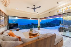 Μια τηλεόραση ή/και κέντρο ψυχαγωγίας στο Villa Olivia 3BR Sea View Private Pool