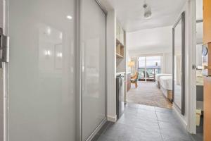 ホノルルにあるStudio Ocean View & Balcony 1118の廊下(ベッドルームにつながるガラスドア付) +33枚の写真