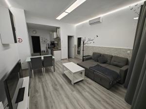 a living room with a couch and a table at Zona muy tranquila todo nuevo in Madrid