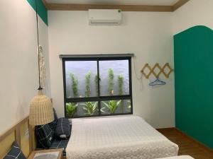 a bedroom with a bed and a large window at HomestayHoangYen in Phường Sáu +5 photos