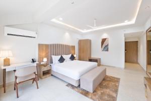 Letto o letti in una camera di White Wharf Beach Resort Morjim Goa