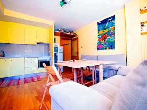 salon ze stołem i kuchnią w obiekcie Apartamento w mieście Sierra Nevada