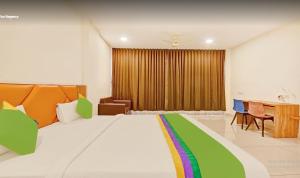 Hotel Fun Regency Vitthalapur Gujarat客房内的一张或多张床位