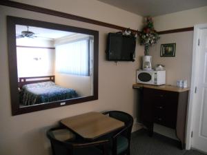 una camera con specchio e una camera con letto di Motel Normandie a Louiseville