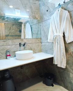 Hotel Fun Regency Vitthalapur Gujarat的一间浴室