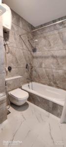 Hotel Fun Regency Vitthalapur Gujarat的一间浴室