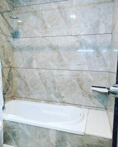 Hotel Fun Regency Vitthalapur Gujarat的一间浴室