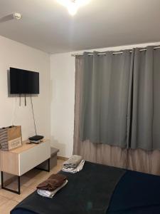 TV a/nebo společenská místnost v ubytování Studio space by KE