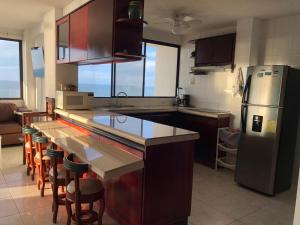 Kuchyň nebo kuchyňský kout v ubytování Departamento 4 habitaciones 12 personas vista al mar 8vo piso Playa Almendro