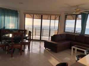 Posezení v ubytování Departamento 4 habitaciones 12 personas vista al mar 8vo piso Playa Almendro