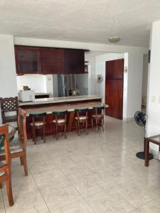 Kuchyň nebo kuchyňský kout v ubytování Departamento 4 habitaciones 12 personas vista al mar 8vo piso Playa Almendro