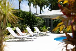 eine Gruppe von Gartenstühlen vor einem Haus in der Unterkunft Gibbs Glade Villa By Bluescape in Saint Peter