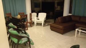 Posezení v ubytování Departamento 4 habitaciones 12 personas vista al mar 8vo piso Playa Almendro