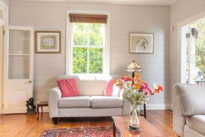 Posezení v ubytování Charm & History 3bdr Cottage close to harbour views