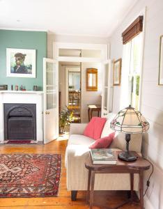 Posezení v ubytování Charm & History 3bdr Cottage close to harbour views