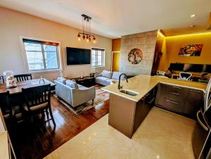 una cucina e un soggiorno con un divano e un tavolo di The Modern Stays a Montréal