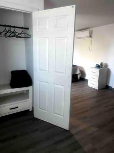 a white door in a room with a bedroom at AXEL Suites Departamento 1A in Delicias