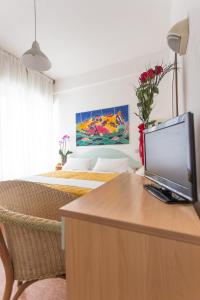 Televisyen dan/atau pusat hiburan di Hotel Gianlore