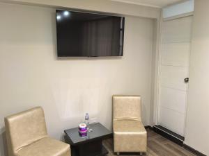 TV a/nebo společenská místnost v ubytování Hotel Douce Nuit