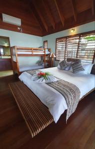 Postel nebo postele na pokoji v ubytování Coral Cove Private Beach Villas