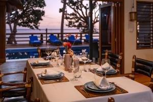 Restaurace v ubytování Coral Cove Private Beach Villas