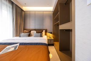 Cama o camas de una habitación en 岗厦汇花园行政公寓酒店-深圳福田会展中心岗厦地铁站店