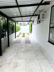 an empty hallway of a building with a basketball hoop at Villa Marisol Hermoso Condominio con Piscina in Ricaurte +18 photos
