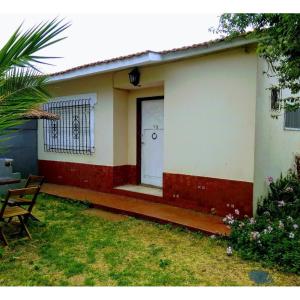 圣克莱门特雷图尤La Clementina的院子里有门和椅子的房子