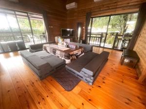 Et opholdsområde på 天然温泉露天風呂付コテージ山樹荘 + 22 billeder