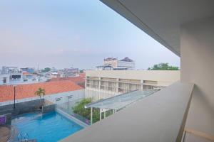 Πισίνα στο ή κοντά στο Quest Hotel Simpang Lima - Semarang by ASTON