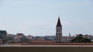 Nespecifikovaný výhled na destinaci Trogir nebo výhled na město při pohledu z apartmánu