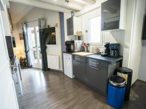 eine Küche mit Spüle und Arbeitsplatte in der Unterkunft Appartement 2 pièces avec mezzanine pour 5 personnes à Châtel - FR-1-676-206 in Châtel + 12 Fotos