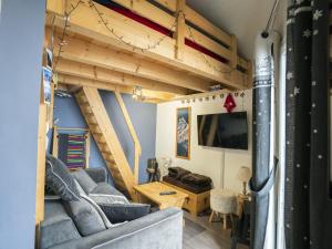 ein Wohnzimmer mit Sofa und Fernseher in der Unterkunft Appartement 2 pièces avec mezzanine pour 5 personnes à Châtel - FR-1-676-206 in Châtel