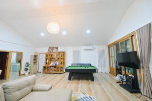 ルーイにあるบ้านสวนดงのビリヤード台のあるリビングルーム