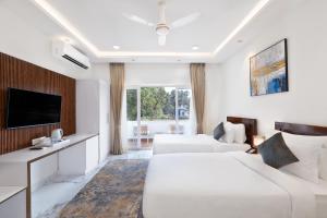 Postel nebo postele na pokoji v ubytování White Wharf Beach Resort Morjim Goa + 37 fotografií