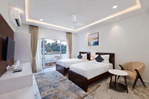 Letto o letti in una camera di White Wharf Beach Resort Morjim Goa