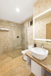 Bagno di White Wharf Beach Resort Morjim Goa