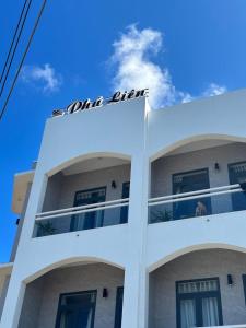 un edificio bianco con un cartello in cima di Phú Liên Homestay a Cù Lao Thu